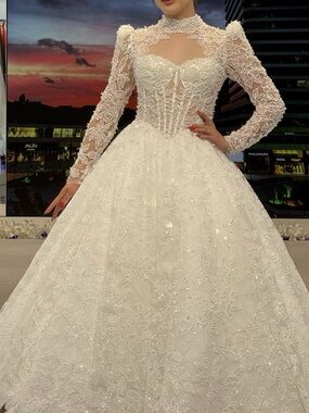 Elegant White Lace Long-Sleeve Wedding Dress with High Neck